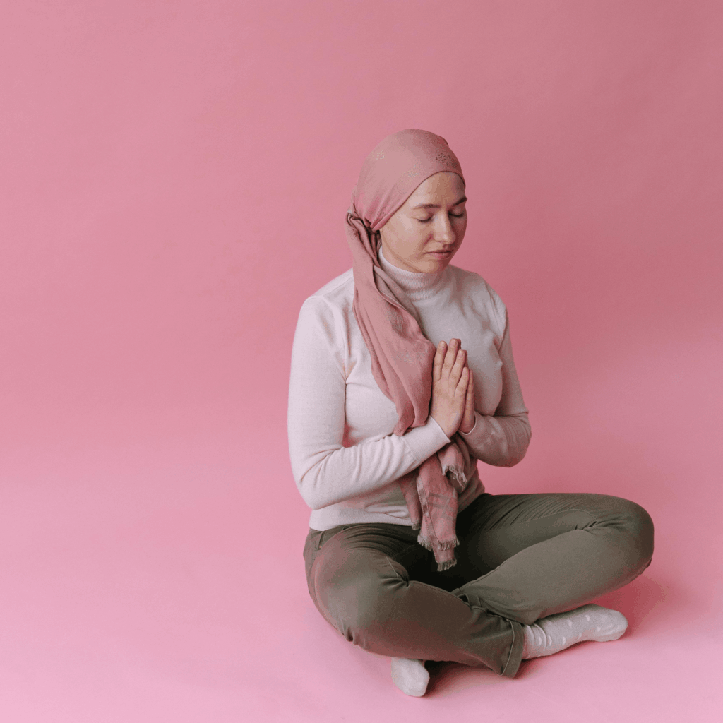 Femme en réflexion, apaisée, symbolisant le soutien émotionnel apporté par la sophrologie pendant un traitement contre le cancer